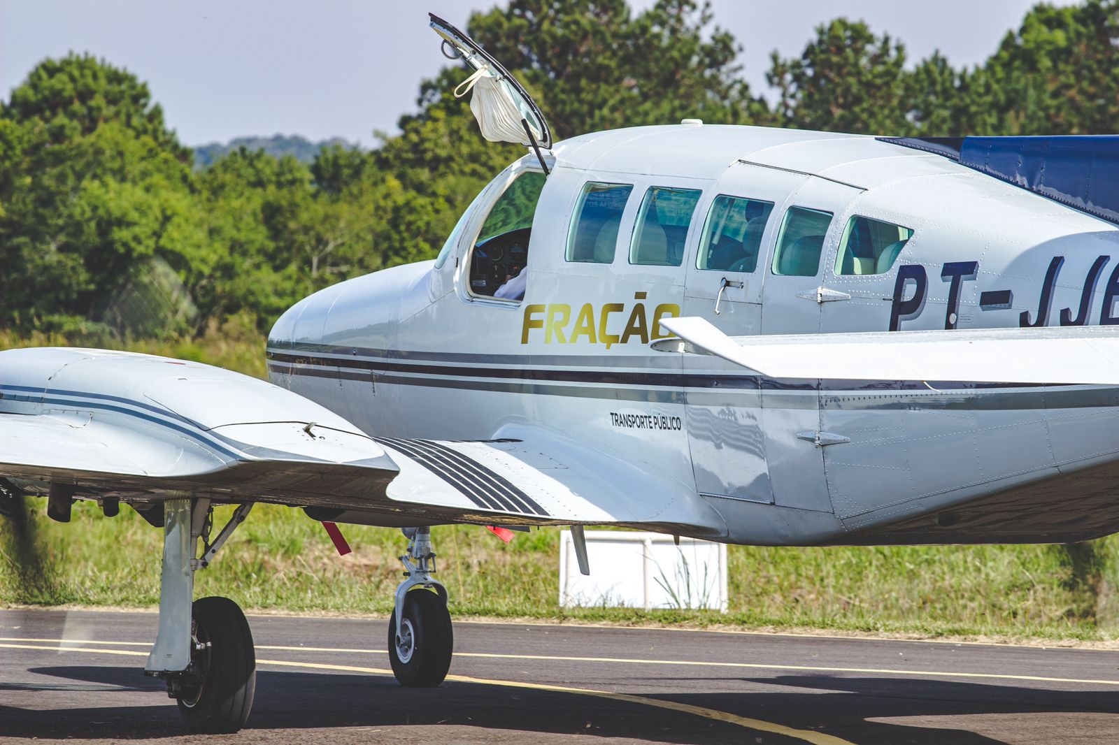 Cessna Bimotor se preparando para decolar.