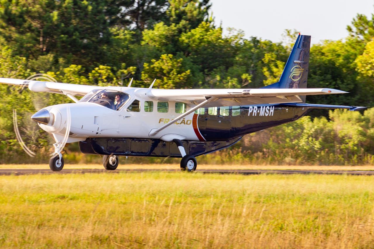 A imagem mostra um avião Cessna Grand Caravan se preparando para decolar.