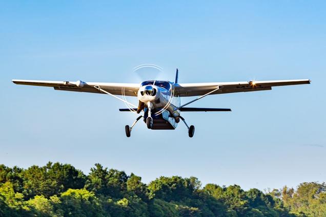 Esta imagem mostra a aeronave Cessna Grand Caravan em aproximação final para pouso.